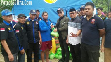 Garda Muda Nasdem Sultra Saat Menyalurkan Bantuan Logistik (Foto: Aden)