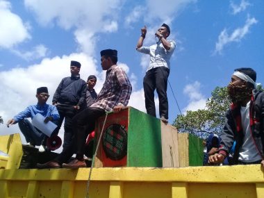 KOMPAK Gelar Aksi di Depan Kantor Polres Buton (Foto: Irman)