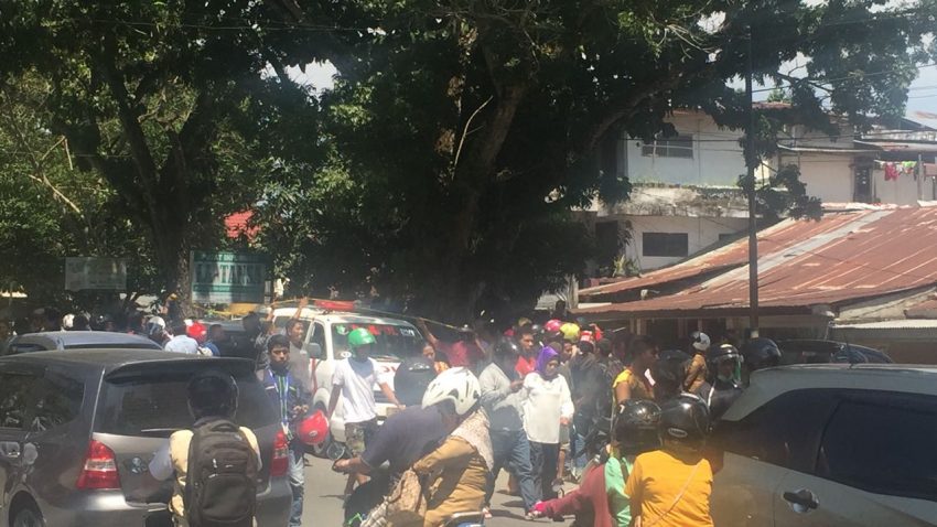 Suasana Masyarakat yang Melihat Jenazah (Foto: IST)