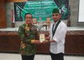 Ketua Umum HMI Cabang Semarang, Muhammad Zulfikar Bersama Tokoh Nasional, Akbar Tandjung Usai Pelantikan (Foto: IST)