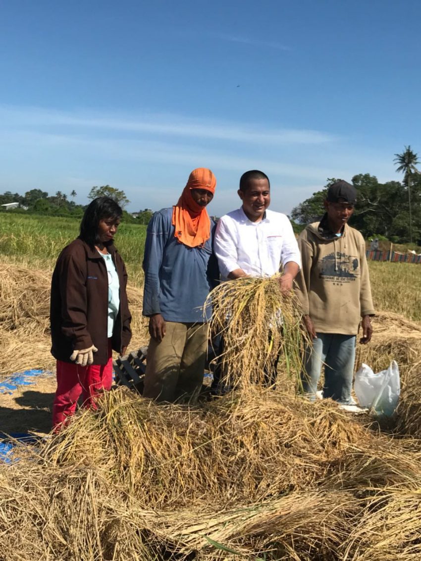 Hudri Majja (Kemeja Putih) Bersama Petani di Koltim (Foto: IST)