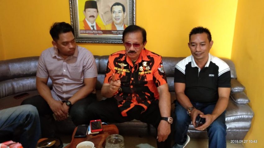 Abdul Hasan Mbou (tengah), (Foto: Jubirman)