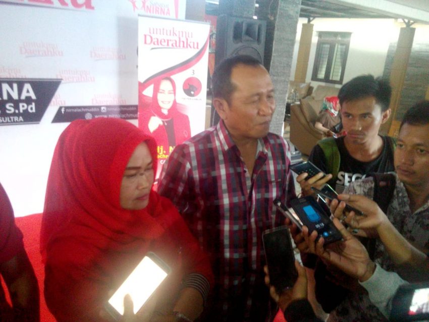 Nirna Lachmuddin Didampingi suami, Ishak Ismail (Foto: Jarman Alkindi)