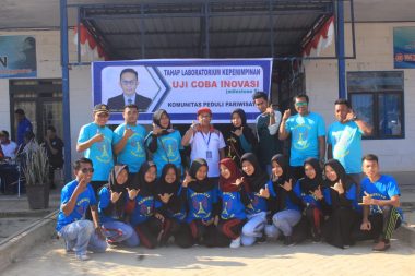 Jamhur Umirlan (tengah) Bersama Komunitas Peduli Wisata Konkep (Foto: IST)