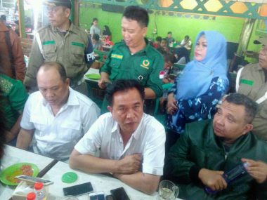 Ketua Umum PBB, Yusril Ihza Mahendra Didampingi Ketua DPW PBB Sultra, Ruksamin (Foto: Jubirman)