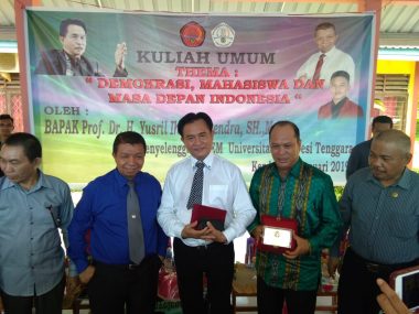 Rektor Unsultra memberi Cendera mata kepada Yusril Ihza Mahendra usai kuliah umum, (Foto: Muhammad Rusmin)
