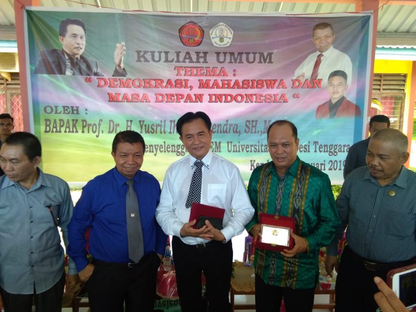 Rektor Unsultra memberi Cendera mata kepada Yusril Ihza Mahendra usai kuliah umum, (Foto: Muhammad Rusmin)