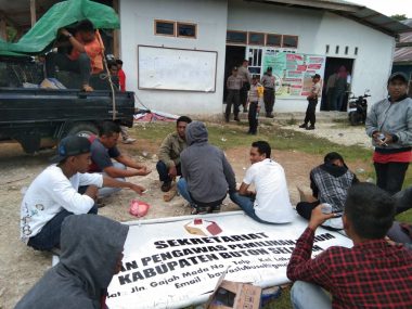 Massa Aksi Saat Demo di Kantor Bawaslu Busel (Foto: Muhammad Irfan Sahidin)