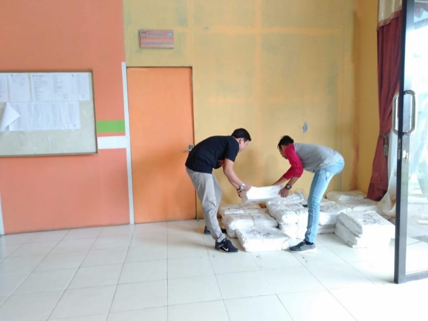 Staf KPU Bombana Sedang Menata Tumpukan APK Calon DPD yang Belum Diambil (Foto: IST)