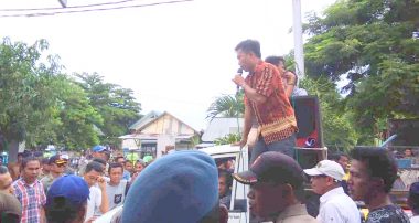 Massa Aksi GERAM di Depan Kantor PLN cabang Ereke (Foto: Haslin)