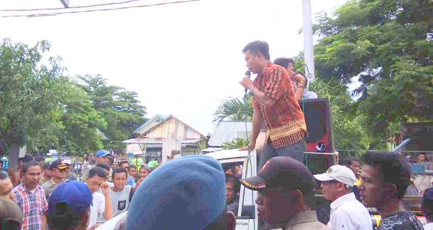 Massa Aksi GERAM di Depan Kantor PLN cabang Ereke (Foto: Haslin)