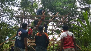 Tim PP dan PMI Sedang Melakukan Bedah Rumah (Foto: Ahmad)