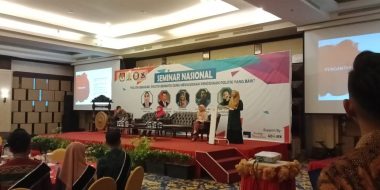 Direktur Eksekutif Perludem, Titi Anggraeni Saat Memaparkan Materi di Seminar Nasional (Foto: Muhammad Rusmin)