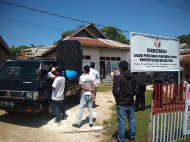 Massa Aksi Saat Mendatangi Sekretariat Bawaslu Buton Selatan (Foto: Muhammad Irfan Sahidin)