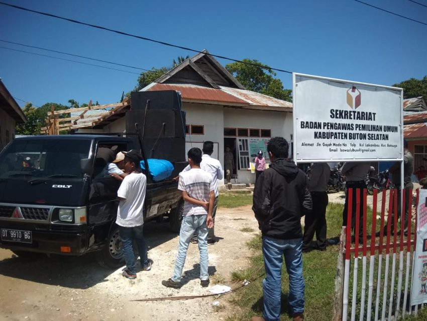 Massa Aksi Saat Mendatangi Sekretariat Bawaslu Buton Selatan (Foto: Muhammad Irfan Sahidin)