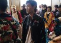 Burhanudin Bersama Puluhan Warga Lainnya yang Kunjungi Polres Kolut (Foto: Ahmad)