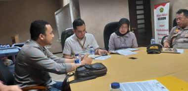 Kasubag Informasi Hukum Dirjen Minerba ESDM RI, Fachri Aryati saat Menerima Audiensi Masa Aksi dari Forsemesta Sultra (Foto: IST)