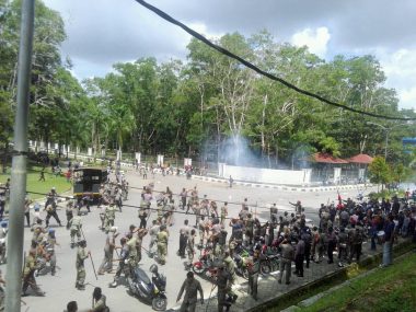Aparat Kemanan Bentrok dengan Massa Aksi Tolak Tambang (Foto: Redaksi)