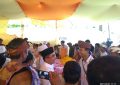 Bupati Butur, Abu Hasan (Berkopiah Hitam) Saat Menjumpai Umat Hindu Usai Acara Meteteh (Foto: Haslin)