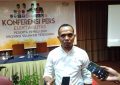 Direktur The Instute Haluoleo Naslim Sarlito,memaparkan hasil survei peserta Pemilu 2019,di Salah satu Hotel Kendari,Minggu (10/3/2019) (Foto:Muhammad Rusmin)