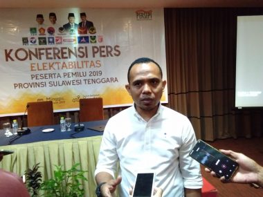 Direktur The Instute Haluoleo Naslim Sarlito,memaparkan hasil survei peserta Pemilu 2019,di Salah satu Hotel Kendari,Minggu (10/3/2019) (Foto:Muhammad Rusmin)