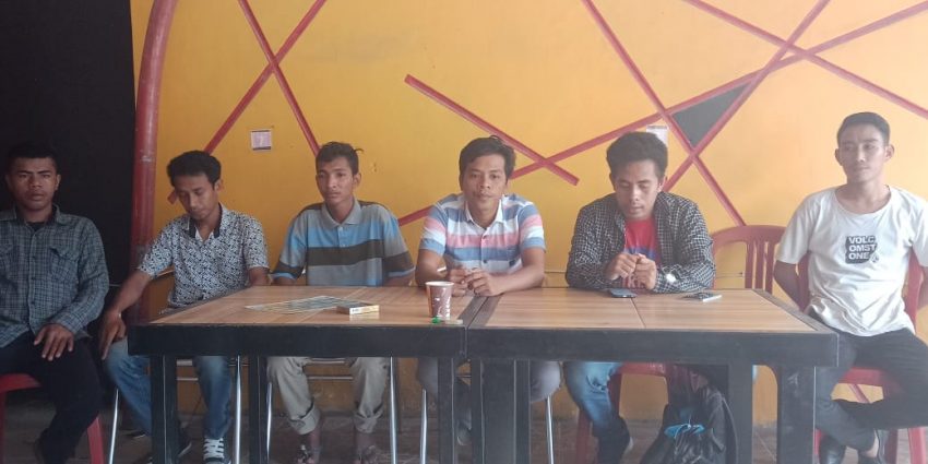 Front Rakyat Sultra Bela Wawonii Saat Konferensi Pers (Foto: Muhammad Rusmin)