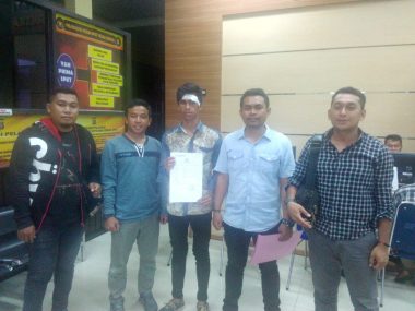 Suharno (Tengah) yang Didampingi Kuasa Hukumnya dan Beberapa Warga Wawonii di Mapolda Sultra (Foto: Redaksi)