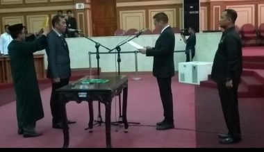 Ketua DPRD Sultra Abdul Rahman Saleh mengambil sumpah jabatan PAW Joni Syamsuddin