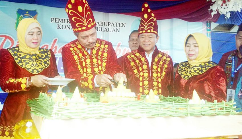 Bupati Konkep, Amrullah Bersama Istri dan Wabup Konkep, Andi Muhammad Luthfi Bersama Istri Saat Pemotongan Tumpeng (Foto: Jubirman)