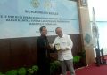 Ketua Komite IV DPD RI, Ajiep Padindang Saat Memberikan Cendramata ke Kepala BPK Perwakilan Sultra, Hermanto (Foto: Jubirman)