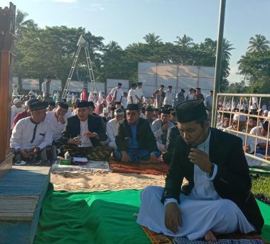 Bupati dan Wabup Mubar Sholat ID di Lapangan Wamelai (Foto: Sacril)
