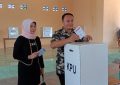 Bupati Muna Barat LM Rajiu Tumada Didampingi Istri Saat Menyalurkan Hak Pilihnya di Pilkades (Foto: Sacriel)