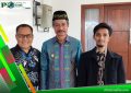 Pengelola Pojok Baca Sinaulu Jaya, Aliadin (Samping Kanan) Bersama Bupati Konkep, Amrullah (Tengah)